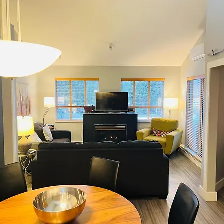 Tyndalstone Lodge 3 Bedroom In The Heart Of Village North Whistler-3