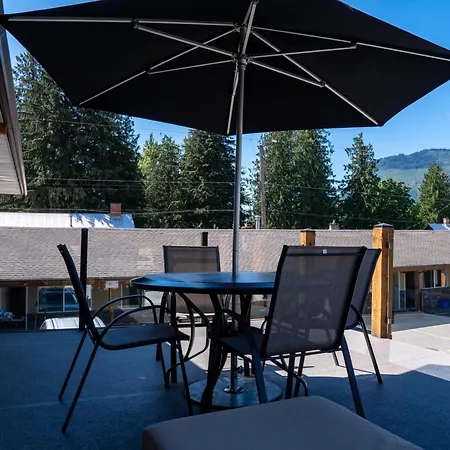 Swiss Chalet Motel-3
