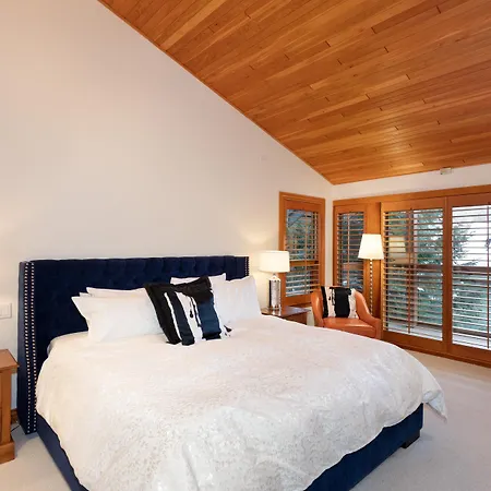 Luxury 5 Bedroom Blueberry Chalet-3