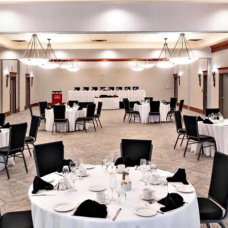 Ramada By Wyndham Kelowna Hotel & Conference Center-2