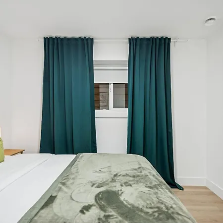 Nest- Modern 2Br Basement Retreat In South Surrey-3