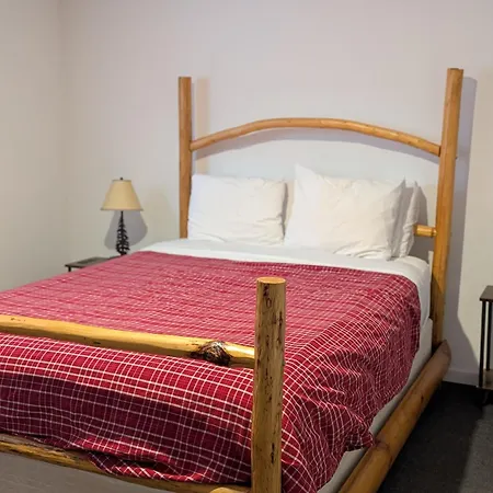 Twin Peaks Hotel Cabins-3