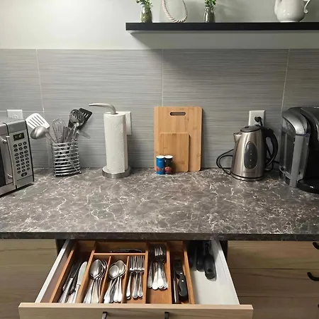 Quaint 1 Bedroom Lower Suite In Victoria, Bc-2
