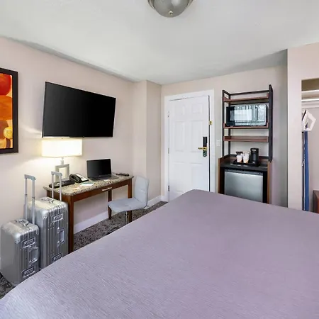 Quality Inn & Suites Downtown Vancouver (Adults Only)-2