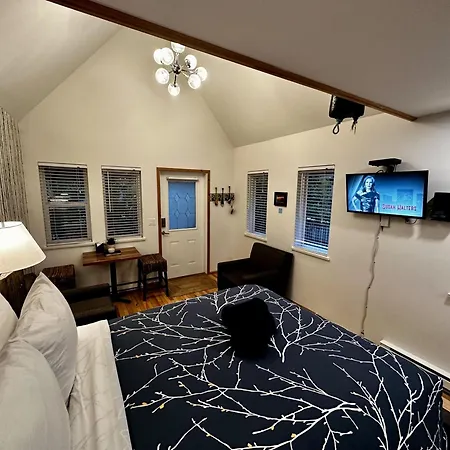 Cozy Cabin Near Walking Trails And Beaches!-3