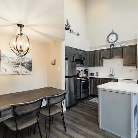 R & R Retreat Luxury Condo-3