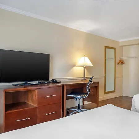 Econo Lodge Inn & Suites Kelowna-2