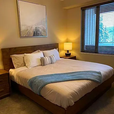 Cozy Modern Ski-In & Ski-Out, Hot Tub, Townhouse-2