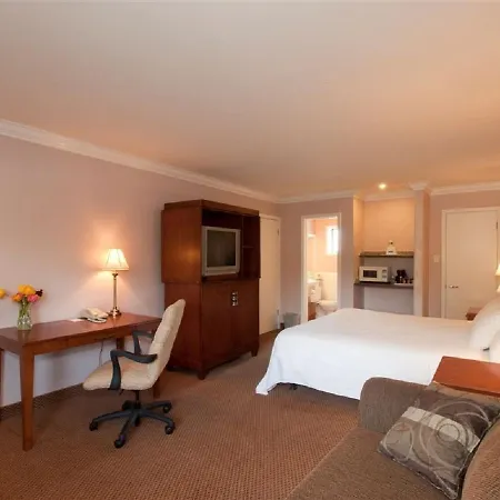 Travelodge By Wyndham Vancouver Lions Gate-2