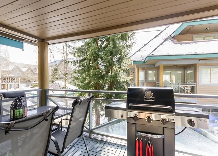 Fabulous Location Private Hot Tub, No Car Needed, Sleeps 8 Hotel Whistler