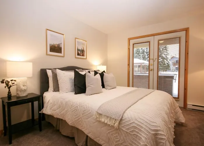 2Br In Crystal Forest, Ski In, Ski Out, Fireplace, Private Hot Tub, Steps To The Village Sun Peaks