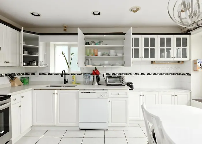 Cheerful 5-Bdrms House In Vancouver