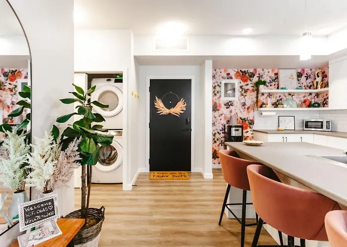 The Vibe, Stylish Dt 2 Bed 2 Bath Walk To Beach Kelowna