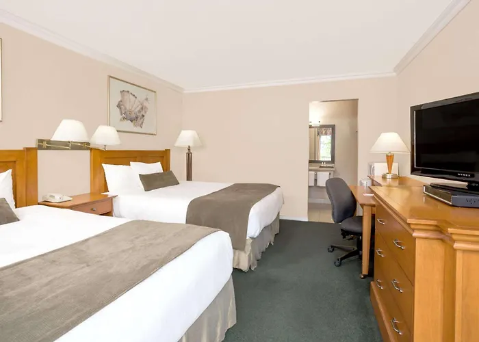 Howard Johnson By Wyndham Downtown Kamloops