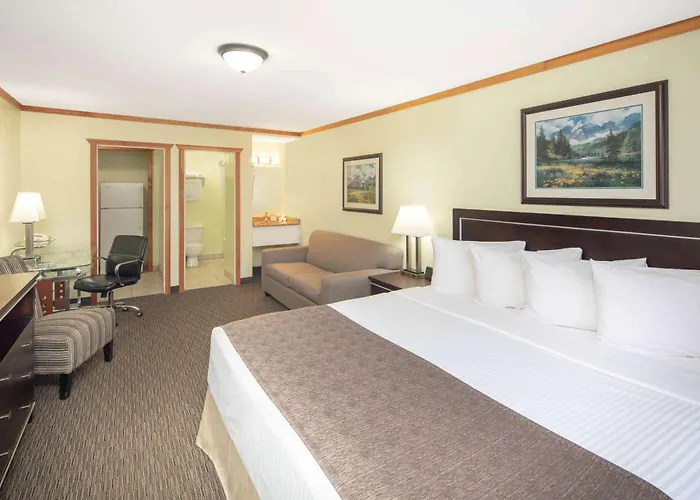 Travelodge By Wyndham Golden Sportsman Lodge
