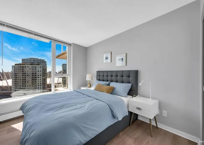 Spacious Dt 2-Bdr High-Rise With View, Pool, Gym Vancouver