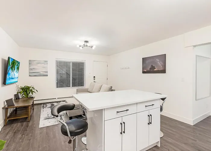 Merv'S Luxurious Suites Surrey
