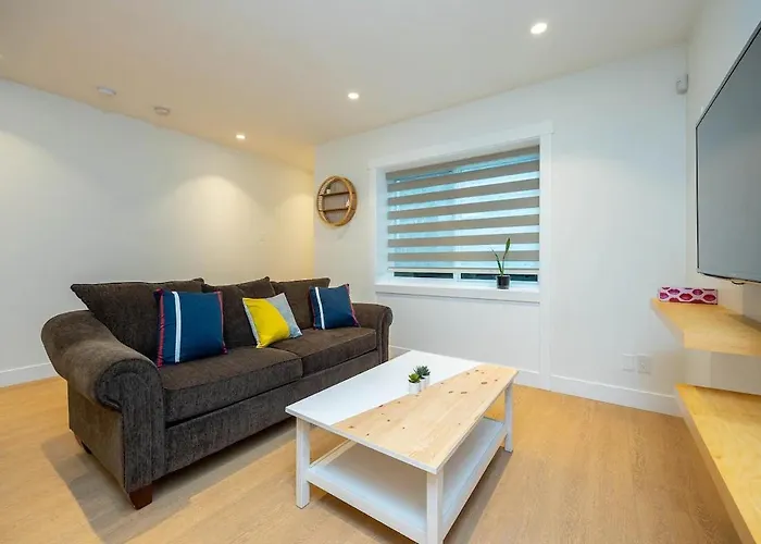 Executive South Surrey 1Br Bright Suite
