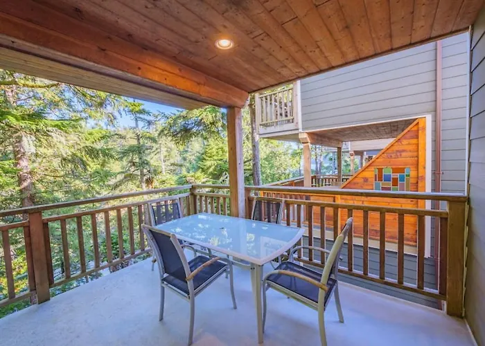 Haustierfreundliches The Perch Modern 2 Bed Cabin With Patio And Hot Tub Ucluelet