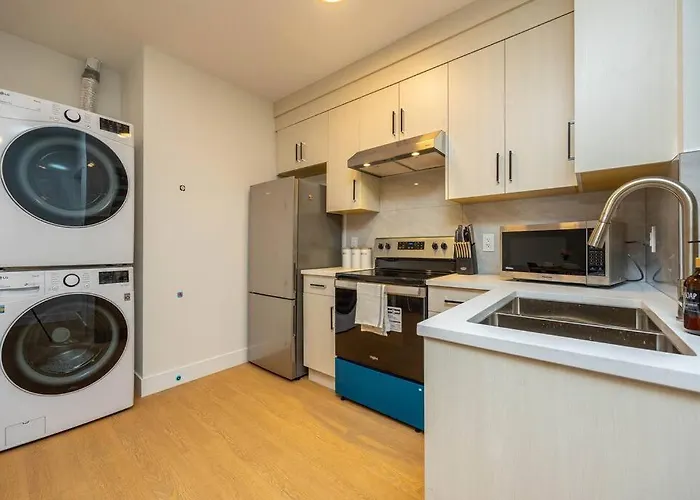 Private Bright 2 Bedroom South Facing Walkout Apt White Rock Surrey