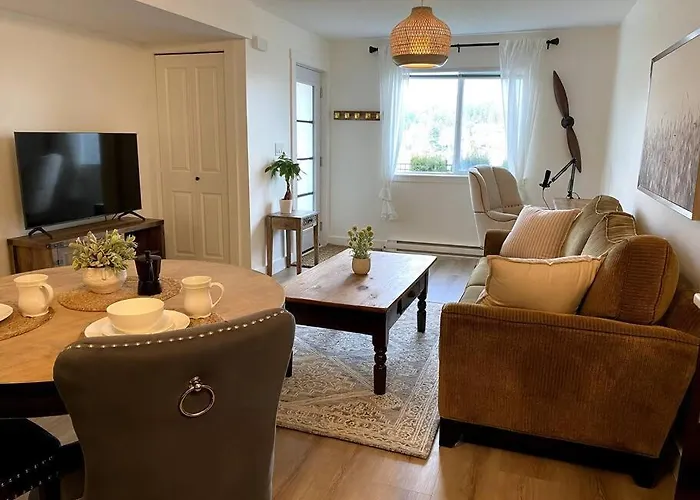 Cozy Lakeview Suite Victoria