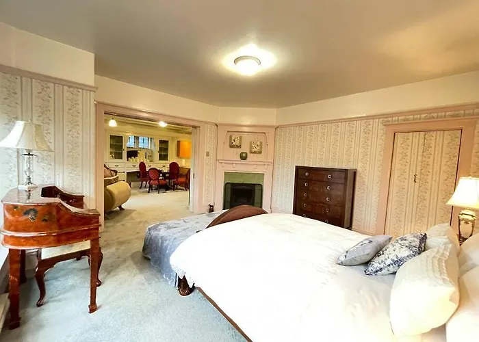 Parlor Suite In Heritage Manor, Fairfield, Near Dt Victoria