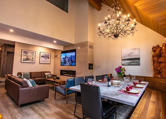 Pinnacle Ridge 23 - Ski In Ski Out, Newly Renovated, Private Hot Tub, Gas Fireplace Whistler