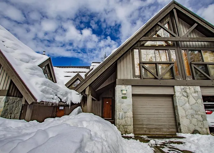 Pinnacle Ridge 37 - 10 Steps Away From The Ski Run, Private Hot Tub, Wood Fireplace Whistler acceptant les animaux