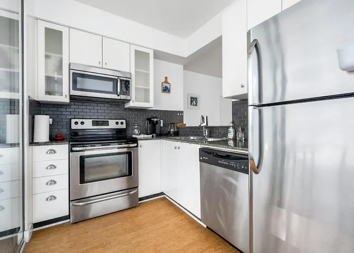 Bright 2 Bedroom Condo Downtown With Free Parking Vancouver che accetta animali