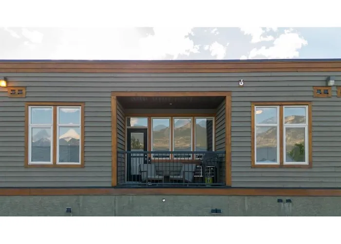The Grizzly House I Sleep 7 I Patio & Bbq I 55 Tv Apartment Invermere
