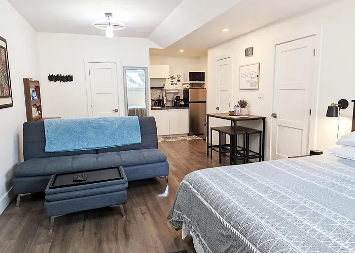 King Bed Studio Suite Plus Heated Salt Pool & Hot Tub Kelowna