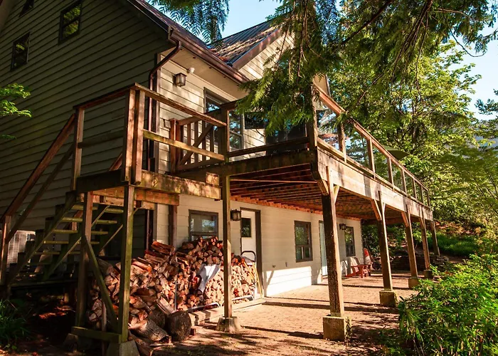 The Overlook, Luxury Lakeside Home With Dock Harrison Hot Springs