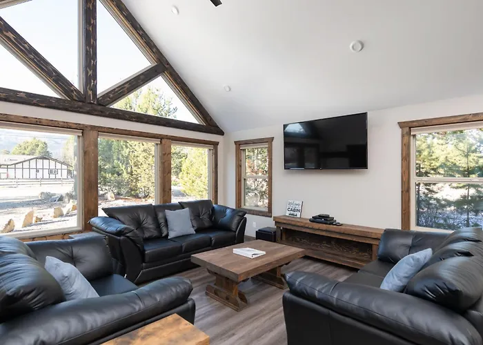 Pet friendly Summit View Villa Valemount