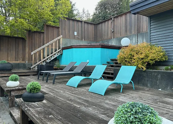 Grouse Cheerful Large Private Bedroom, Bath, Shared Deck, Pool, Hot Tub North Vancouver