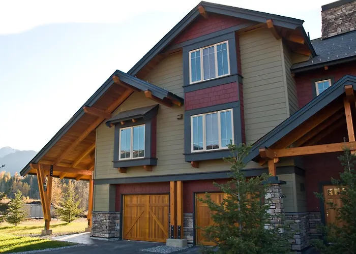 Pet friendly Pinnacle Ridge Chalets By Fernie Lodging Co