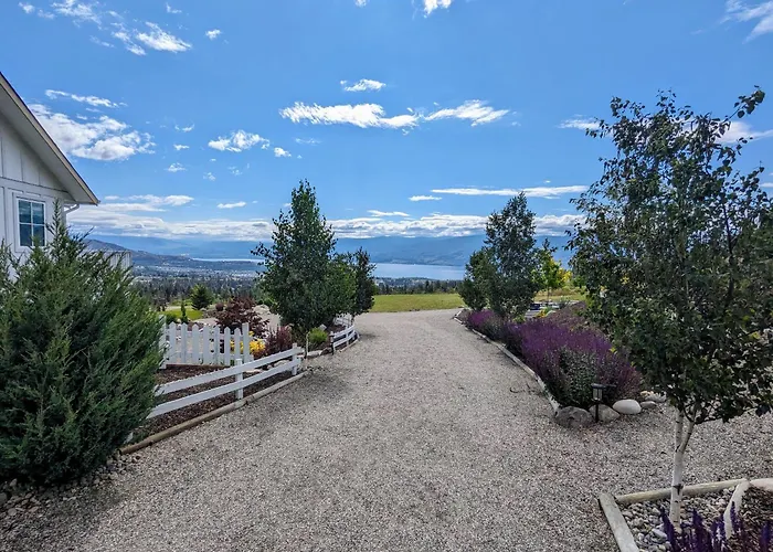 Autumn Lane B&B, Farmhouse Elegance & Stunning Lakeviews West Kelowna
