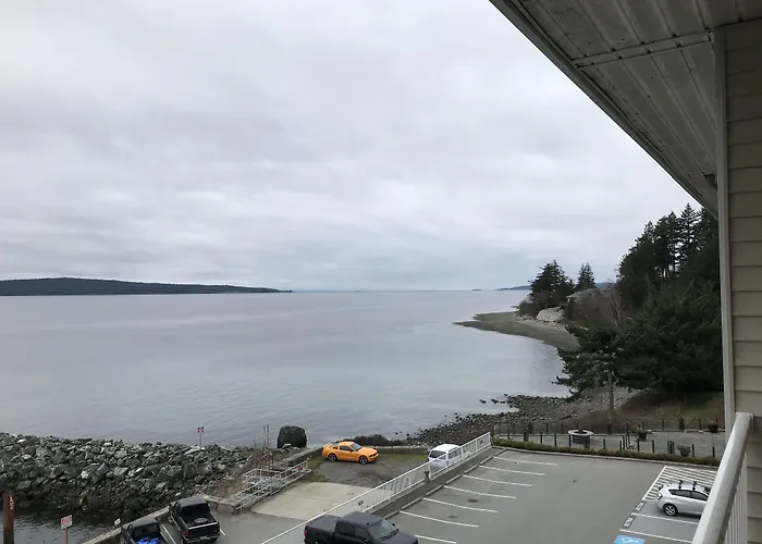 Beach Gardens Resort And Marina Powell River
