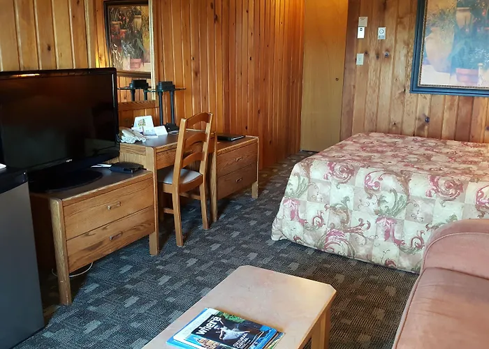 The Cedarwood Inn & Suites Sidney