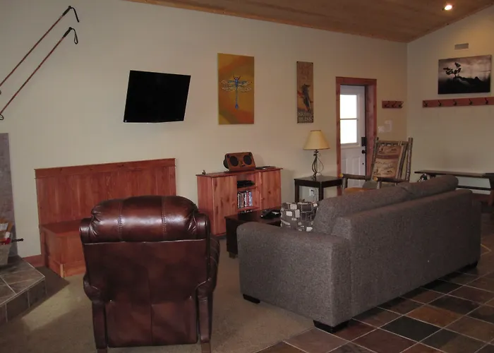 Cedar House Restaurant & Chalets Golden