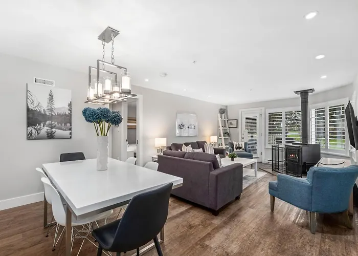 2Br In Snowberry, Wood Burning Fireplace, Modern Finishes, Parking, Ski Hill Shuttle Whistler