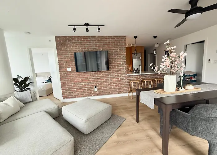 3-Bedrooms Premium Apartemnt With Stunning 180 Water, Mountain And City View Pool Hot Tub And Gym Heart Of Downtown Skytrain 3Mins Walk To Fifa Stadium Vancouver