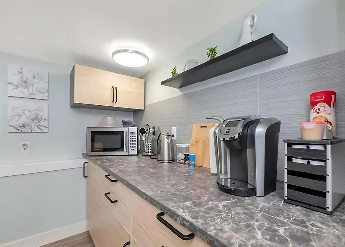 Quaint 1 Bedroom Lower Suite In Victoria, Bc