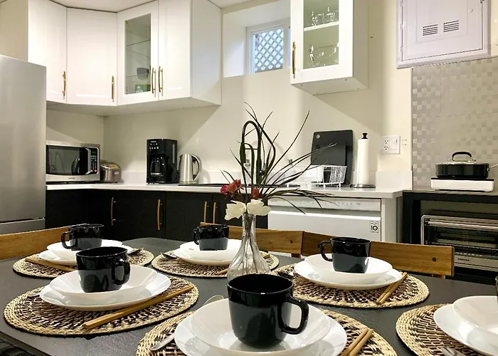 3Beds 2Ba Cherry Blossom Suite - Free Parking - Central Oakridge Neighbourhood Vancouver
