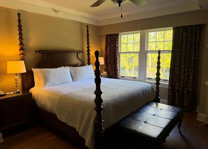 Crown Mansion Boutique Hotel & Villas Qualicum Beach