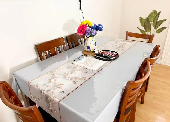 Burnaby Metrotown Cozy 3 Bedroom Suite Walk To Skytrain And Malls