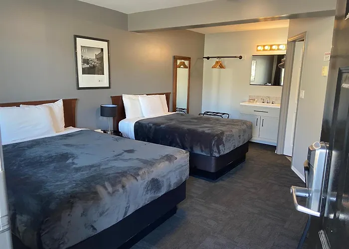 Monashee Lodge Revelstoke With Golf Course