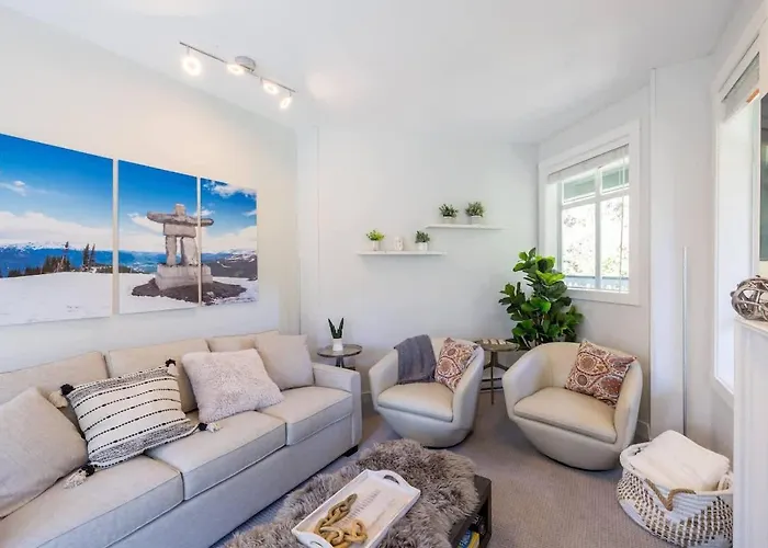 Panoramic Views From This Gorgeous 2 Bed Property - Village Location Whistler