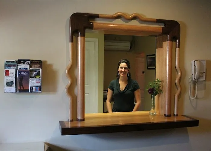 Creston Hotel & Suites