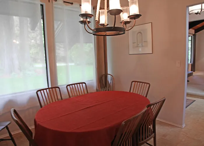 Four-Bedroom Home In Broadmead 22 Victoria